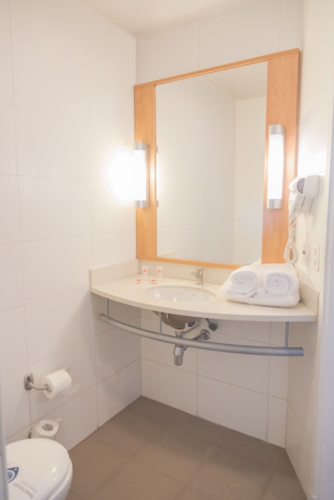 Habitacion con una cama queen size para dos personas y vista al mar del hotel Ibis Valparaiso. Foto 10