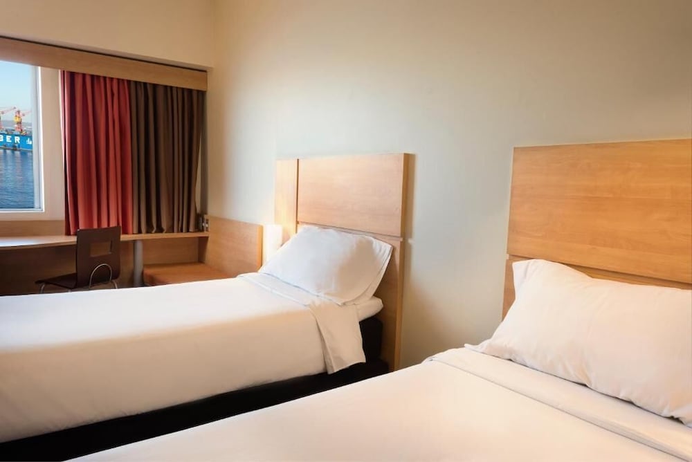 Habitacion con dos camas individuales y vista al mar del hotel Ibis Valparaiso. Foto 1