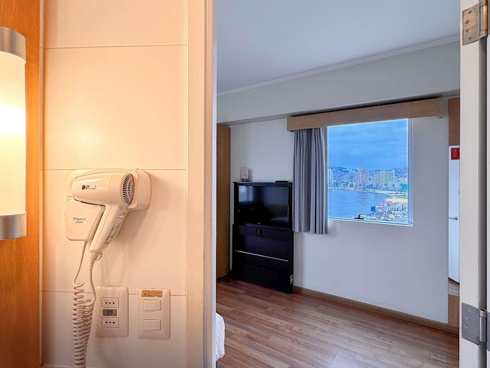 Habitacion con dos camas individuales y vista al mar del hotel Ibis Valparaiso. Foto 3