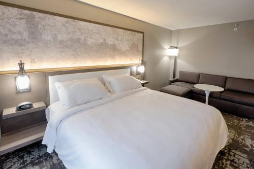 Habitación con cama extragrande o doble del hotel Albany Marriott. Foto 3