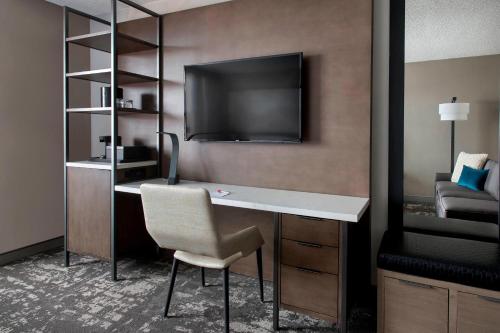 Habitación con sofá cama y bañera adaptada para personas con movilidad reducida - Cama extragrande del hotel Albany Marriott. Foto 1
