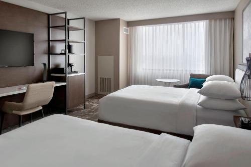 Habitación con 2 camas grandes del hotel Albany Marriott