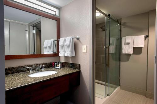 Habitación adaptada para personas con movilidad reducida con bañera adaptada - 2 camas grandes del hotel Albany Marriott. Foto 1