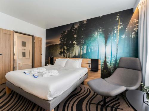 Habitación Executive con cama extragrande del hotel Novotel Vilnius Centre. Foto 1