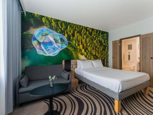 Habitación Doble Superior con sofá cama del hotel Novotel Vilnius Centre. Foto 1