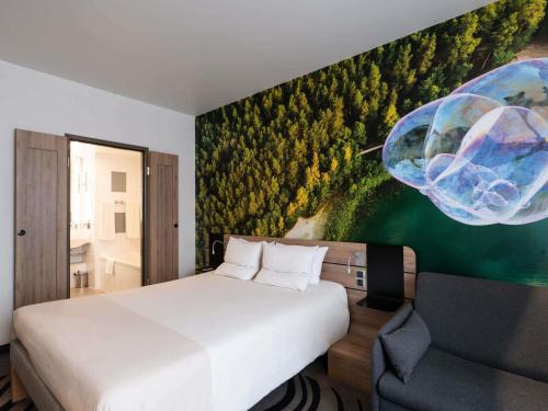Habitación Doble Superior con sofá cama del hotel Novotel Vilnius Centre. Foto 5