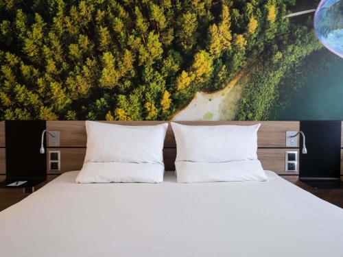 Habitación Doble Superior con sofá cama del hotel Novotel Vilnius Centre. Foto 6
