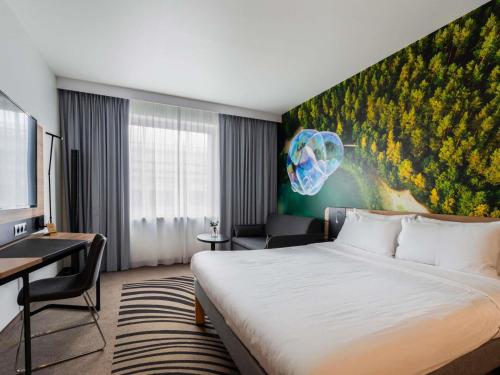 Habitación Doble Superior con sofá cama del hotel Novotel Vilnius Centre. Foto 7