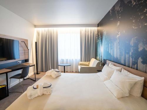 Habitación Doble Executive con sofá del hotel Novotel Vilnius Centre. Foto 4