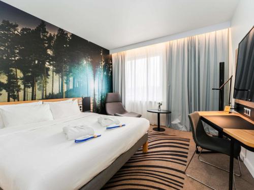 Habitación Executive con cama extragrande del hotel Novotel Vilnius Centre. Foto 3