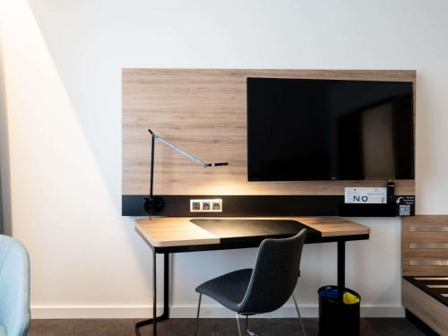 Habitación Executive con cama extragrande del hotel Novotel Vilnius Centre. Foto 4