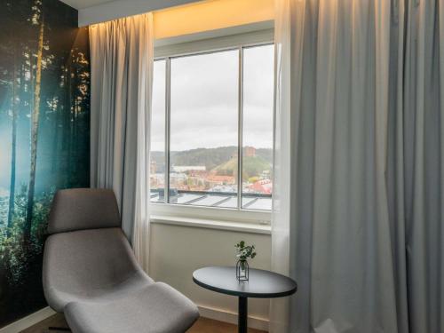 Habitación Executive con cama extragrande del hotel Novotel Vilnius Centre. Foto 6