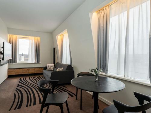 Queen Suite with Sofa in Living Room del hotel Novotel Vilnius Centre. Foto 3