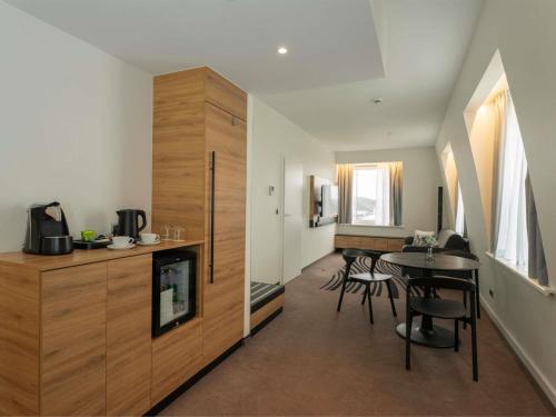 Queen Suite with Sofa in Living Room del hotel Novotel Vilnius Centre. Foto 5