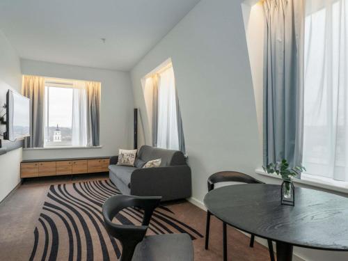 Queen Suite with Sofa in Living Room del hotel Novotel Vilnius Centre. Foto 7