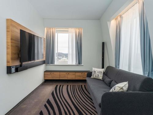 Queen Suite with Sofa in Living Room del hotel Novotel Vilnius Centre. Foto 8