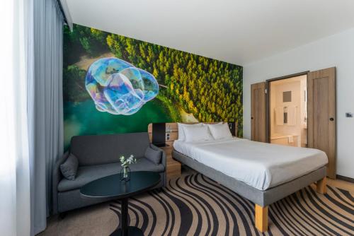 Habitación Doble Superior con sofá cama del hotel Novotel Vilnius Centre. Foto 1