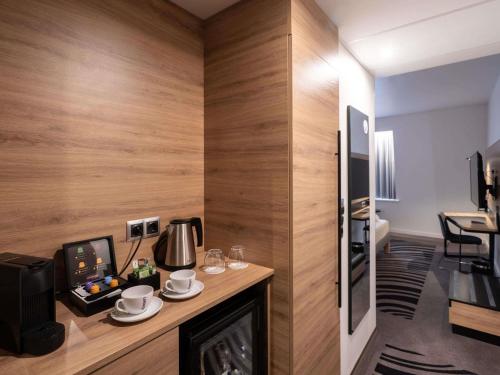 Habitación Doble Superior con sofá cama del hotel Novotel Vilnius Centre. Foto 1