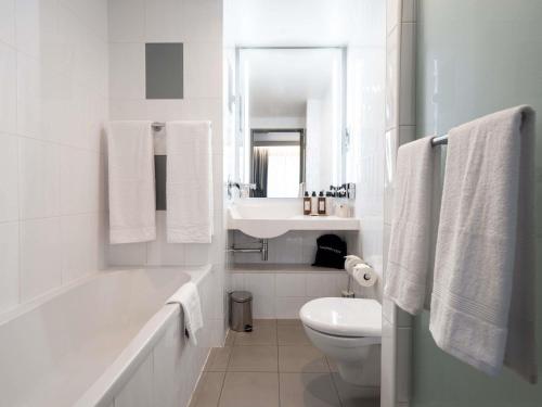 Habitación Doble Executive con sofá del hotel Novotel Vilnius Centre