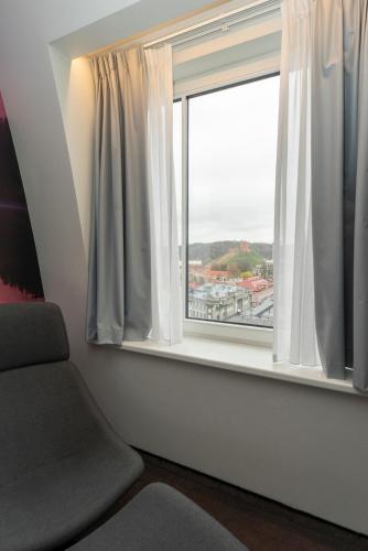 Queen Suite with Sofa in Living Room del hotel Novotel Vilnius Centre. Foto 10
