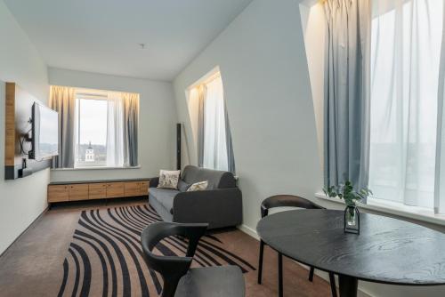 Queen Suite with Sofa in Living Room del hotel Novotel Vilnius Centre. Foto 14