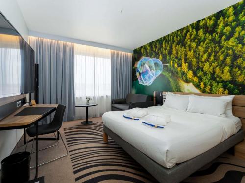 Habitación Doble Executive con sofá del hotel Novotel Vilnius Centre. Foto 3