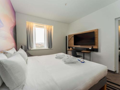 Habitación Executive con cama extragrande del hotel Novotel Vilnius Centre. Foto 6