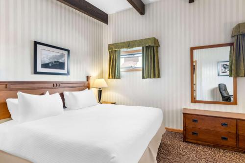 King Suite with Sofa Bed and Spa Bath - Second Floor/Non - Smoking del hotel Best Western Adirondack Inn. Foto 2