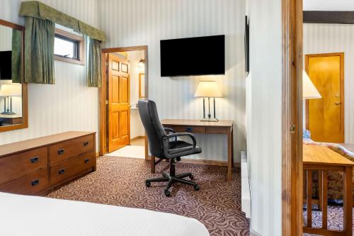 King Suite with Sofa Bed and Spa Bath - Second Floor/Non - Smoking del hotel Best Western Adirondack Inn. Foto 3