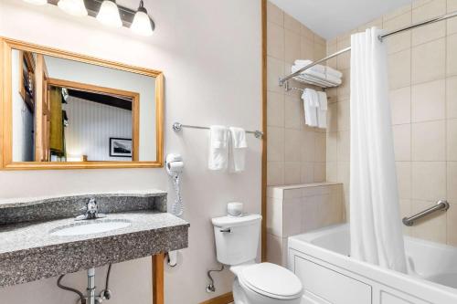 King Suite with Sofa Bed and Spa Bath - Second Floor/Non - Smoking del hotel Best Western Adirondack Inn. Foto 6