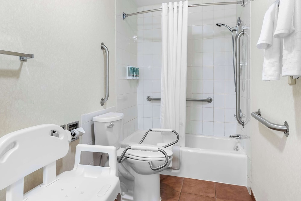 Habitación estándar, 2 camas de matrimonio, accesible para personas con discapacidad (1st Floor) del hotel Best Western Adirondack Inn. Foto 3