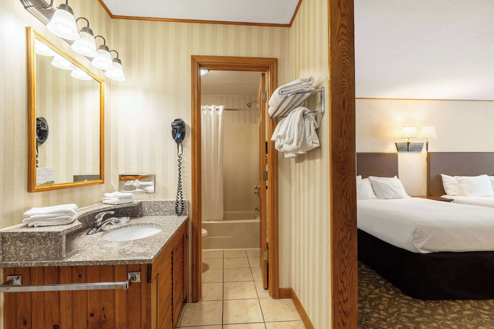 Habitación estándar, 2 camas de matrimonio, no fumadores, frigorífico y microondas (1st Floor) del hotel Best Western Adirondack Inn. Foto 5