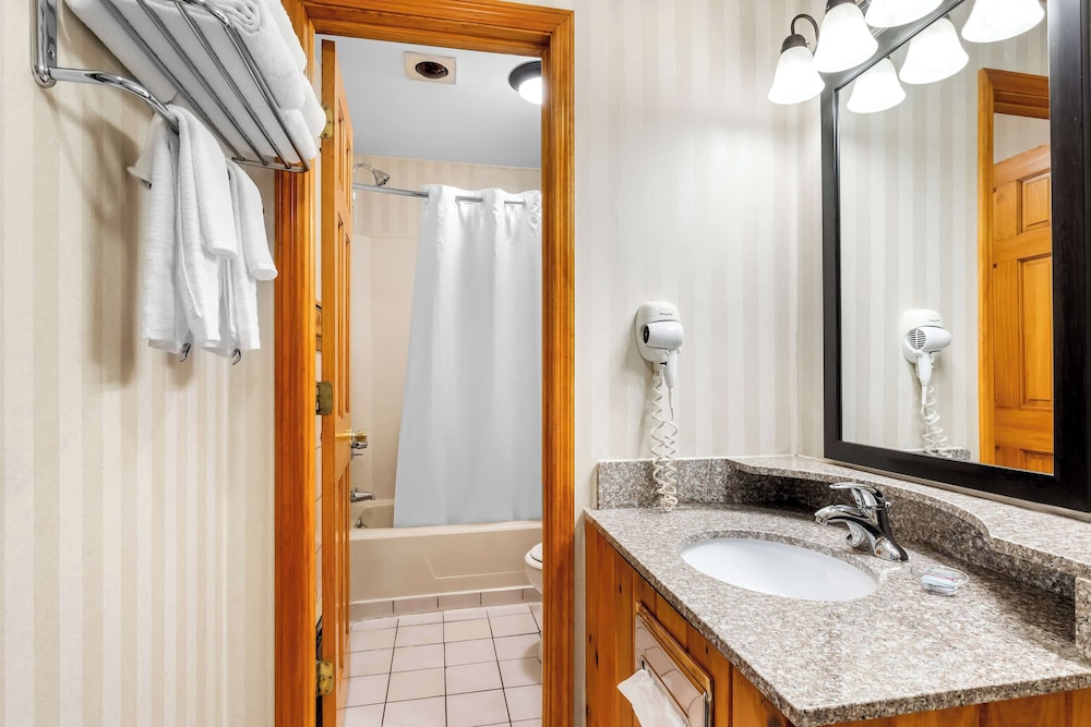 Habitación estándar, 2 camas de matrimonio, no fumadores, frigorífico y microondas (1st Floor) del hotel Best Western Adirondack Inn. Foto 6