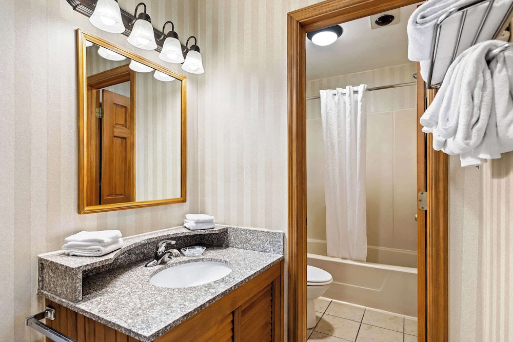 Habitación estándar, 2 camas de matrimonio, no fumadores, frigorífico y microondas (1st Floor) del hotel Best Western Adirondack Inn. Foto 7