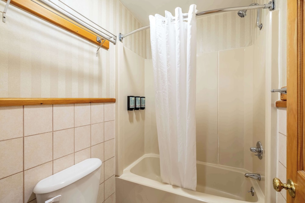 Habitación estándar, 2 camas de matrimonio, no fumadores, frigorífico y microondas (1st Floor) del hotel Best Western Adirondack Inn. Foto 8