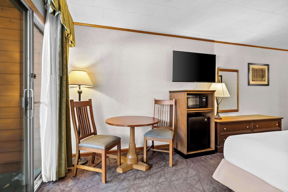 Habitación estándar, 1 cama de matrimonio grande, no fumadores, frigorífico y microondas (1st Floor) del hotel Best Western Adirondack Inn. Foto 2