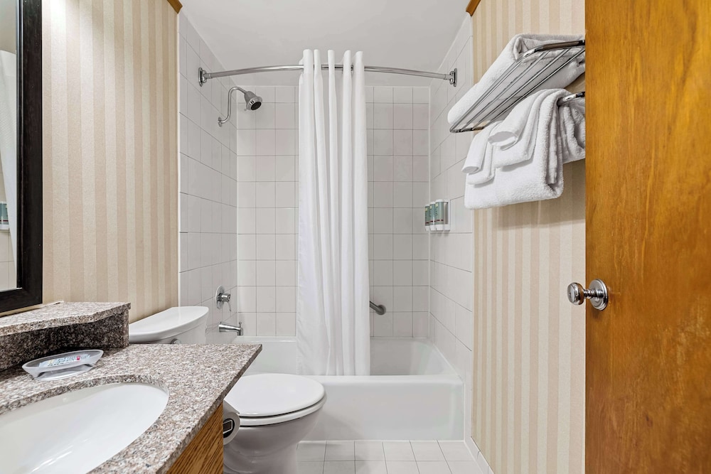 Habitación estándar, 1 cama de matrimonio grande, no fumadores, frigorífico y microondas (1st Floor) del hotel Best Western Adirondack Inn. Foto 4