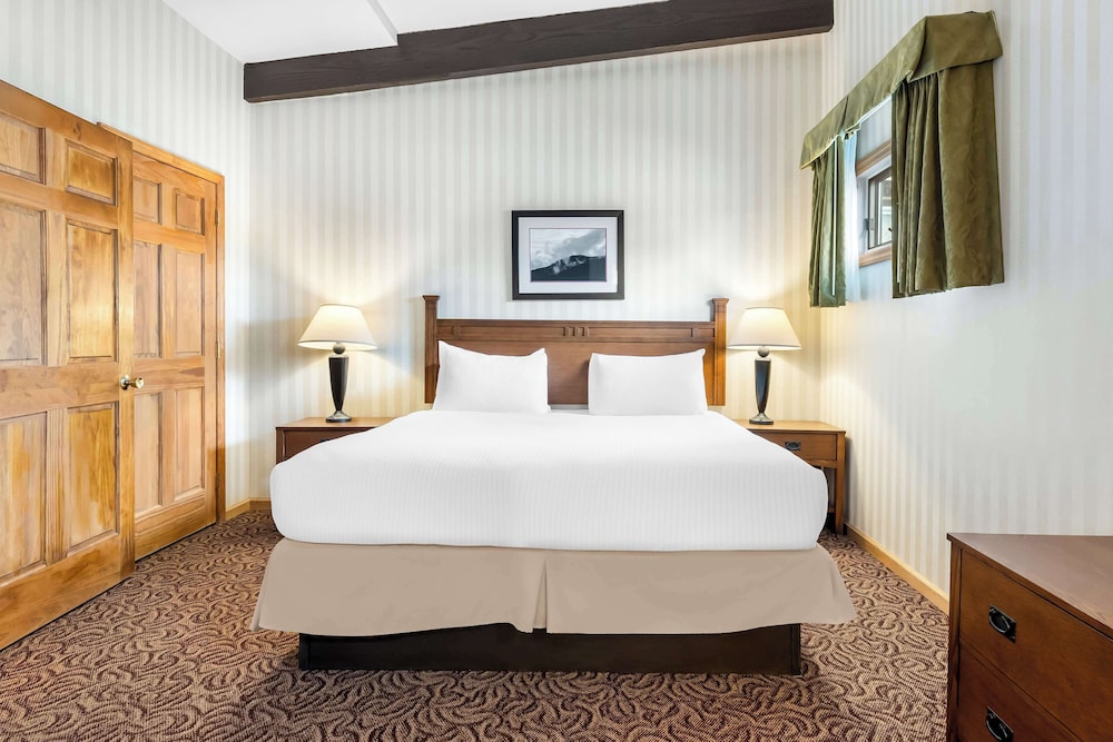 Suite, 1 cama de matrimonio grande, no fumadores, bañera de hidromasaje (2nd Floor;with Sofabed) del hotel Best Western Adirondack Inn