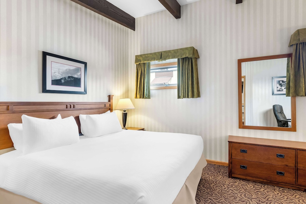 Suite, 1 cama de matrimonio grande, no fumadores, bañera de hidromasaje (2nd Floor;with Sofabed) del hotel Best Western Adirondack Inn. Foto 3