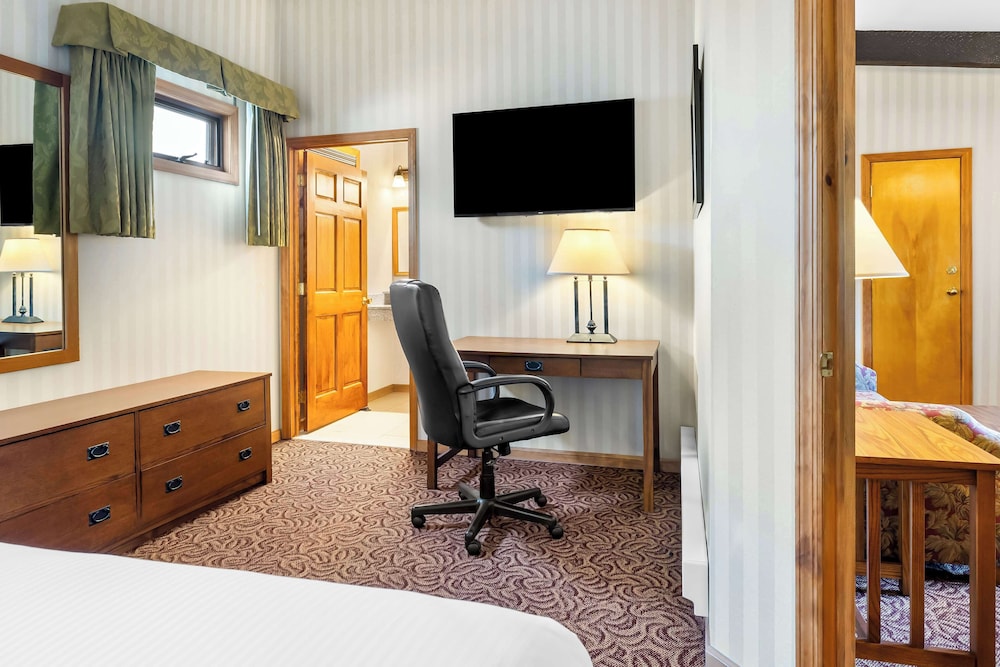 Suite, 1 cama de matrimonio grande, no fumadores, bañera de hidromasaje (2nd Floor;with Sofabed) del hotel Best Western Adirondack Inn. Foto 4