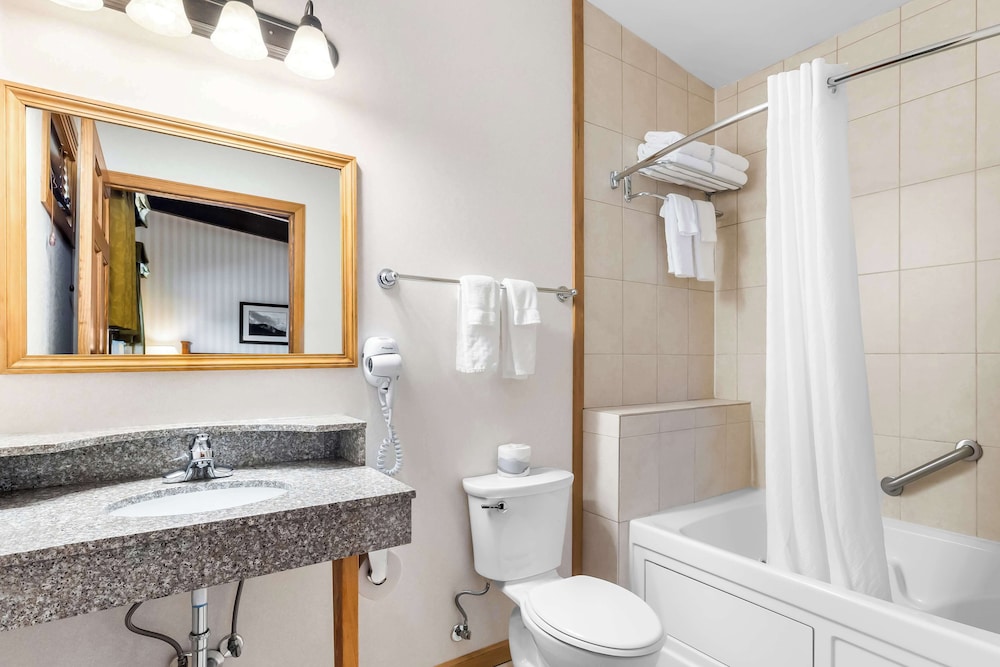 Suite, 1 cama de matrimonio grande, no fumadores, bañera de hidromasaje (2nd Floor;with Sofabed) del hotel Best Western Adirondack Inn. Foto 6