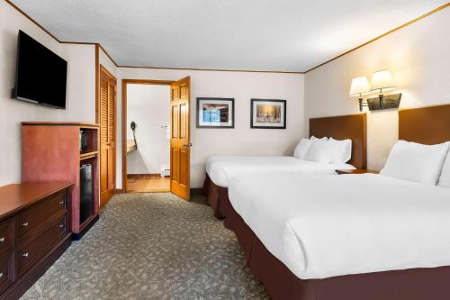 Queen Room with Two Queen Beds and Bath Tub - Disability/First Floor/Non - Smoking del hotel Best Western Adirondack Inn. Foto 1