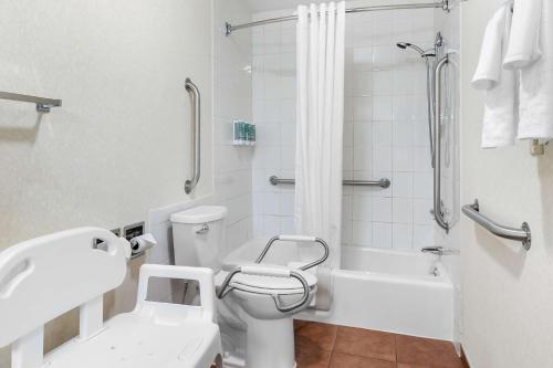 Queen Room with Two Queen Beds and Bath Tub - Disability/First Floor/Non - Smoking del hotel Best Western Adirondack Inn. Foto 2