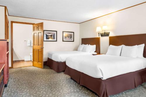 Queen Room with Two Queen Beds - Non - Smoking/First Floor/Exterior Room del hotel Best Western Adirondack Inn