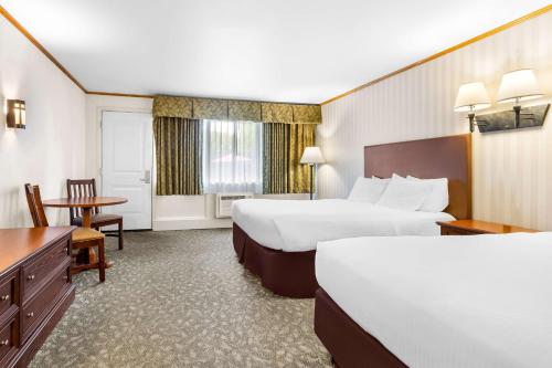 Queen Room with Two Queen Beds - Non - Smoking/First Floor/Exterior Room del hotel Best Western Adirondack Inn. Foto 3