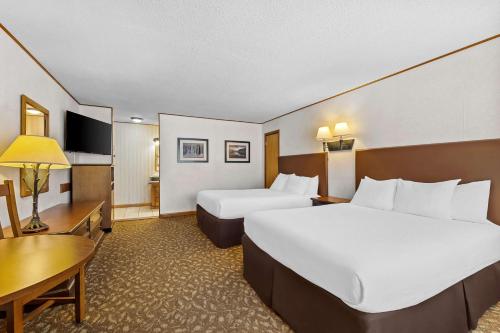 Queen Room with Two Queen Beds - Non - Smoking/First Floor/Exterior Room del hotel Best Western Adirondack Inn. Foto 5