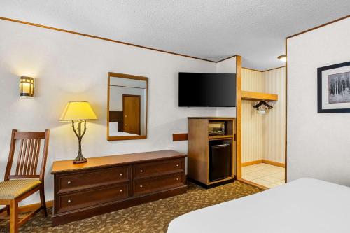 Queen Room with Two Queen Beds - Non - Smoking/First Floor/Exterior Room del hotel Best Western Adirondack Inn. Foto 6