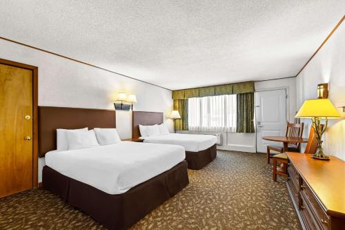 Queen Room with Two Queen Beds - Non - Smoking/First Floor/Exterior Room del hotel Best Western Adirondack Inn. Foto 7