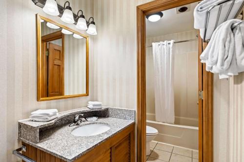 Queen Room with Two Queen Beds - Non - Smoking/First Floor/Exterior Room del hotel Best Western Adirondack Inn. Foto 8