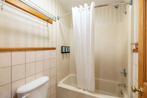 Queen Room with Two Queen Beds - Non - Smoking/First Floor/Exterior Room del hotel Best Western Adirondack Inn. Foto 9